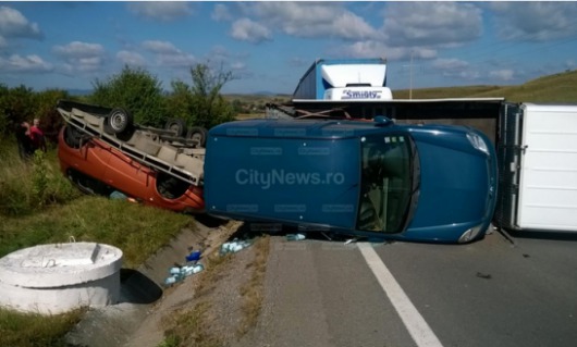 Un moldovean în vârstă de 45 de ani a făcut praf patru mașini după ce a efectuat o depășire periculoasă într-o curbă.