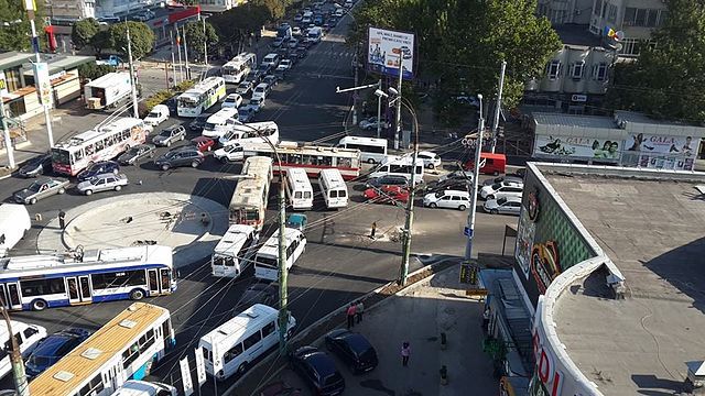 По словам Бушилэ, ситуацию решило бы создание дополнительных прямых транспортных путей из района в район.