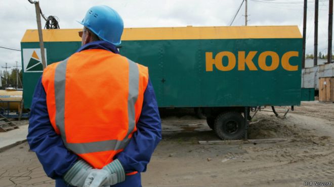 Гаагский арбитраж постановил взыскать с России более 50 млрд долларов в пользу акционеров ЮКОСа в июле 2014 года.