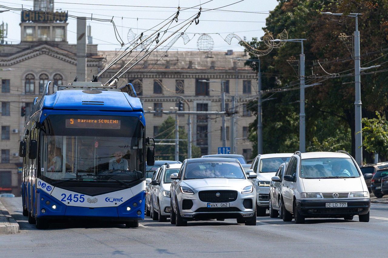 Aproape jumătate de milion de călători circulă zilnic cu transportul public în Capitală.