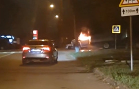 Вечером в центре столицы загорелся грузовик.
