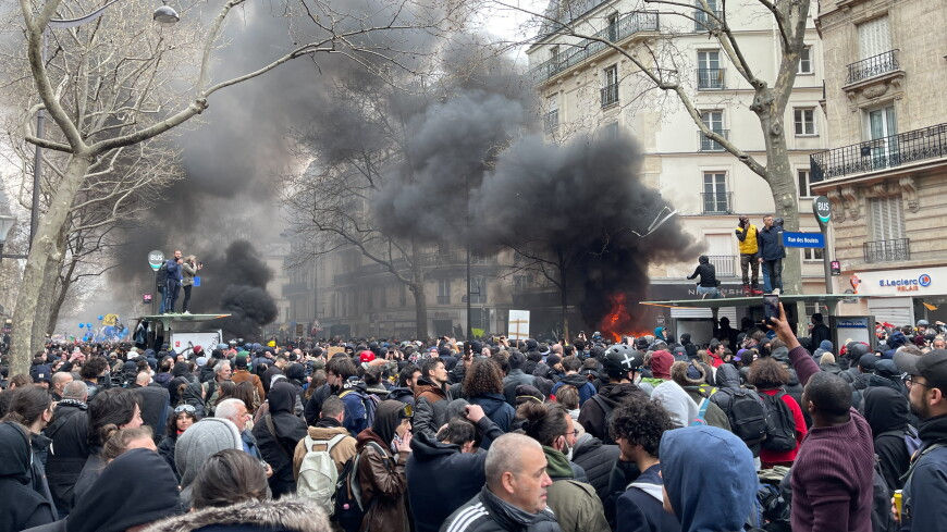 Протестующие в Париже подожгли ресторан, где Макрон праздновал победу на выборах.
