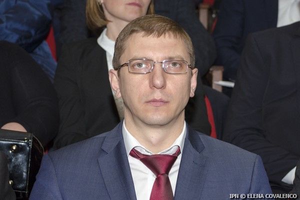 Ofiţerul Centrului Naţional Anticorupţie, reţinut pentru trafic de influenţă, ar fi primit cele 100 de mii de euro de la preşedintele Federaţiei de baschet.