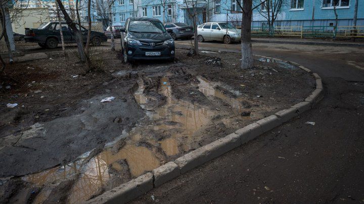 Неблагоустроенные парковки Кишинева превращаются в месиво грязи.