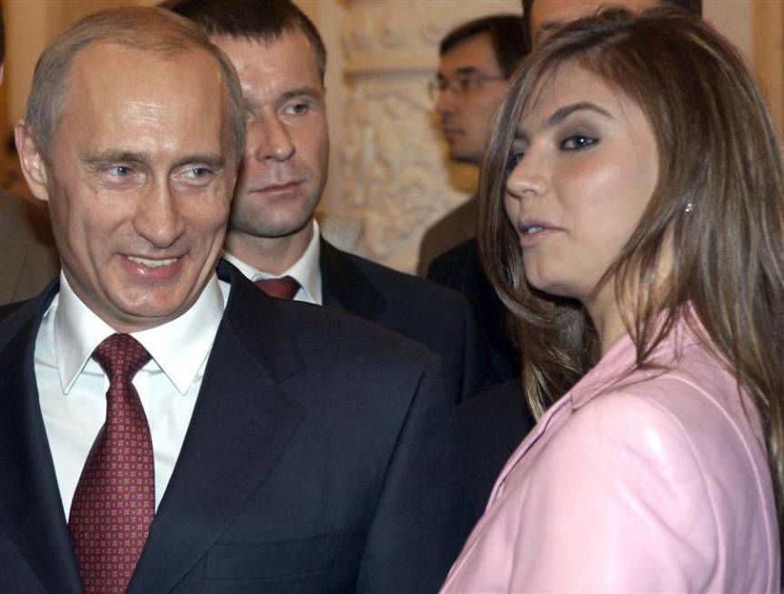 Kremlinul a dezminţit categoric, vineri, zvonurile preluate de presa europeană despre naşterea unui copi al preşedintelui rus.