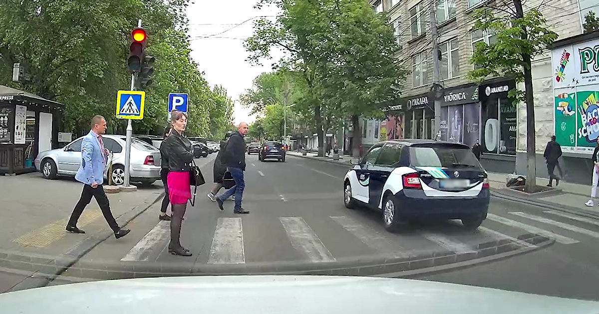 В столице водитель проехал на красный и не пропустил пешеходов.