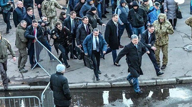 Есть мнение, что после второго тура эмигрировать придётся Петру Порошенко, хотя бежать ему практически некуда.
