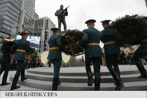 O statuie a inventatorului sovietic Mihail Kalașnikov, inaugurată la Moscova. 
