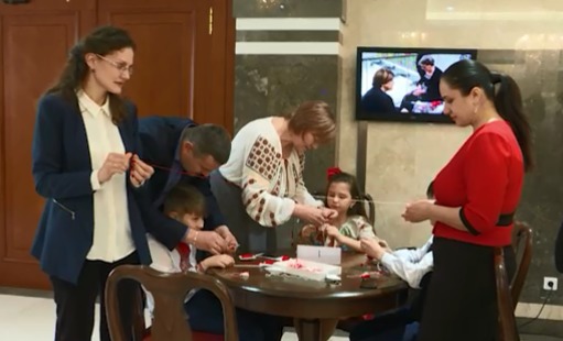 1-ого марта их поделки будут проданы на благотворительном аукционе. 