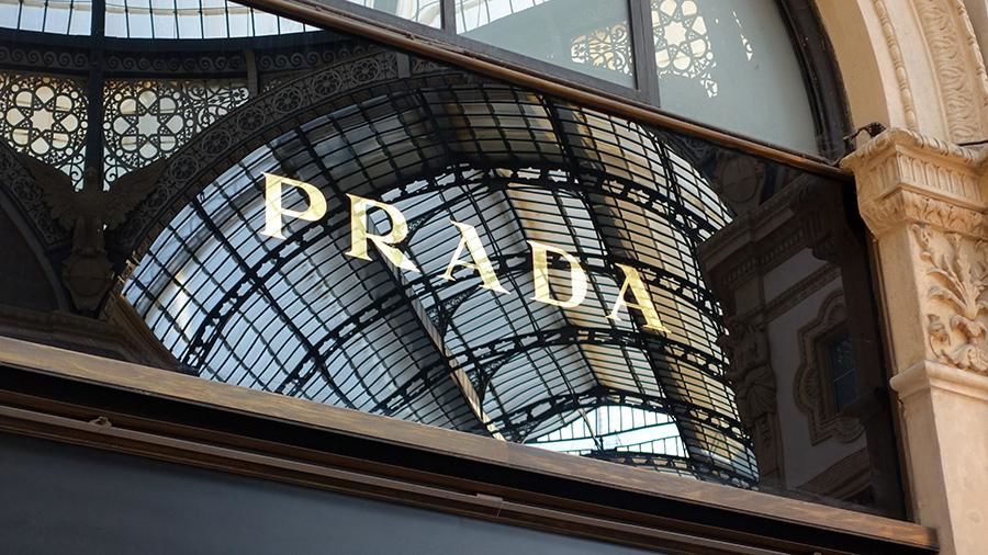 Сотрудников Prada обязали пройти тренинг по расовому равенству.