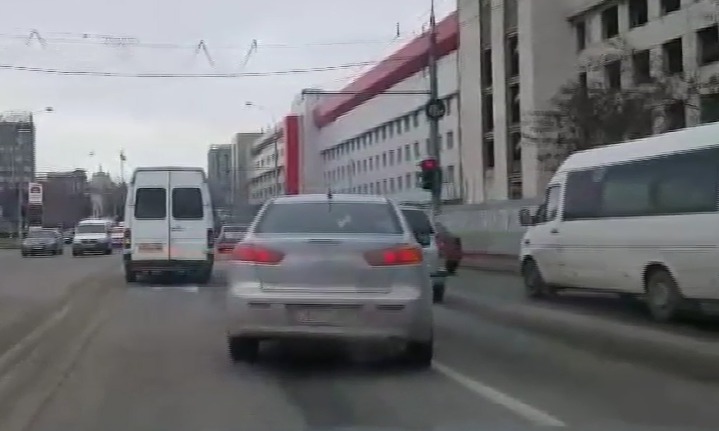 По словам очевидцев, у светофора постоянно горит красный свет.