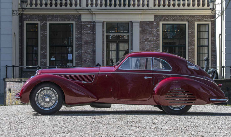 Раритетный автомобиль Alfa Romeo Berlinetta продан с аукциона в Париже за 19 миллионов долларов.