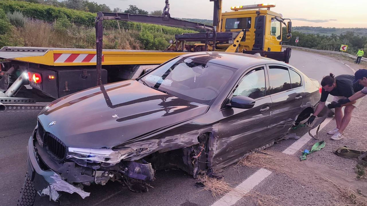 В столице владелица BMW оставила авто на мойке, а нашла его разбитым