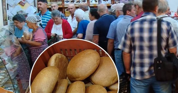 В столице люди с утра выстраиваются в длинные очереди за дешевым хлебом.