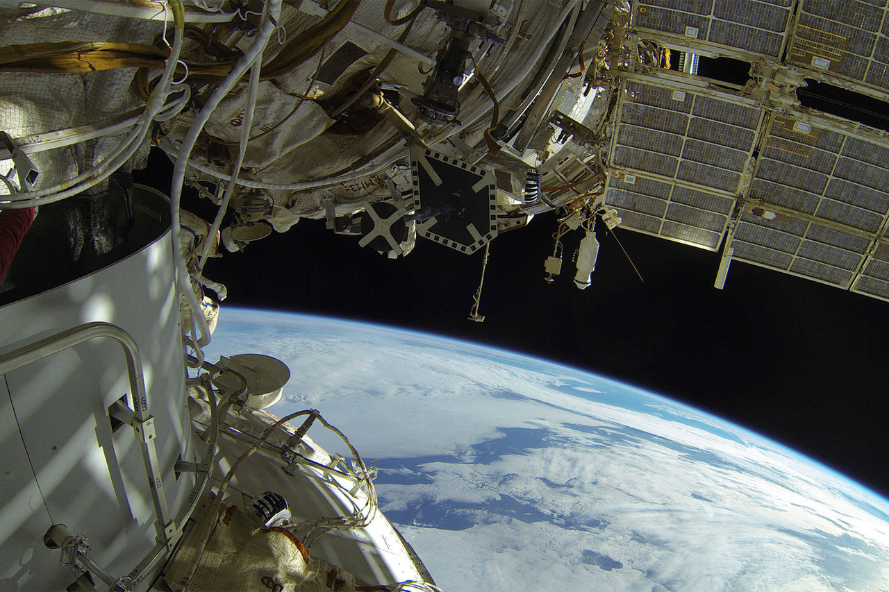 NASA отложило выход астронавтов в космос из-за движущегося к МКС мусора.