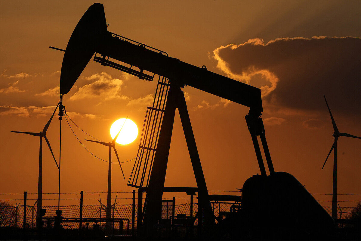 Нефть Brent подешевела до минимума за две недели.