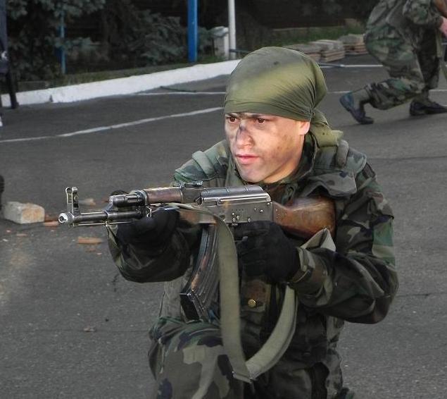 Vineri, 17 octombrie, la Ciocana, în cadrul Zilei Recrutului, marcată de două ori pe an, reprezentanţii Forţelor Armate ale Moldovei au prezentat „apărătorilor potenţiali ai ţării” un spectacol militar de excepţie, relatează NOI.md.