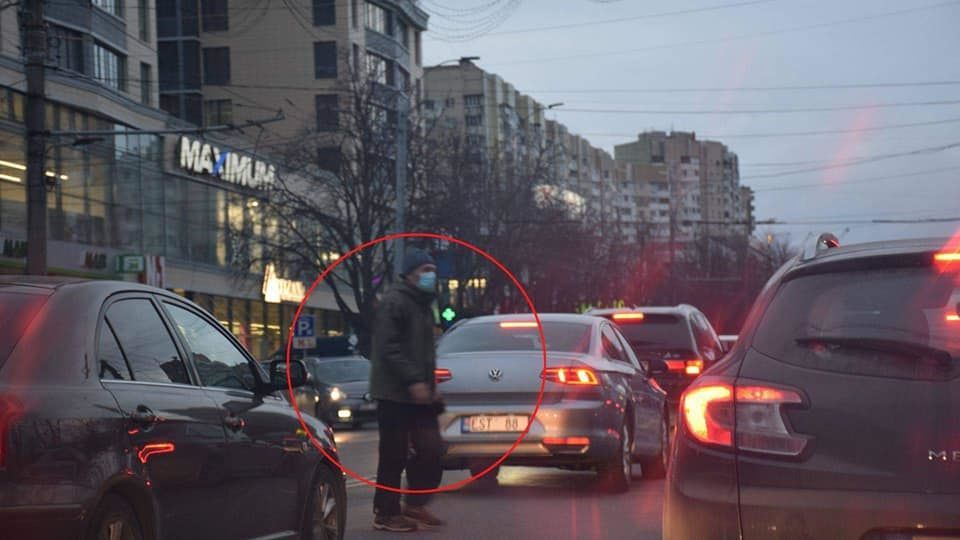 В столице полицейские устроили “фотоохоту” на пешеходов-нарушителей.