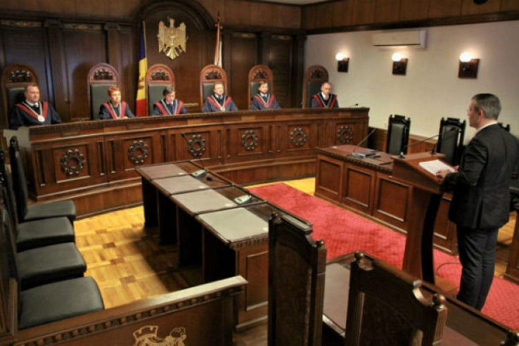 Бывшие члены КС не явились на слушания по делу о госперевороте.