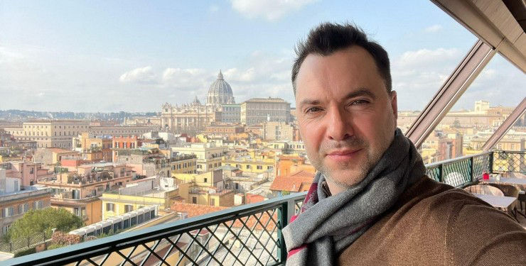 Экс-советник Офиса президента Украины Алексей Арестович, несмотря на военное положение, посетил Италию.