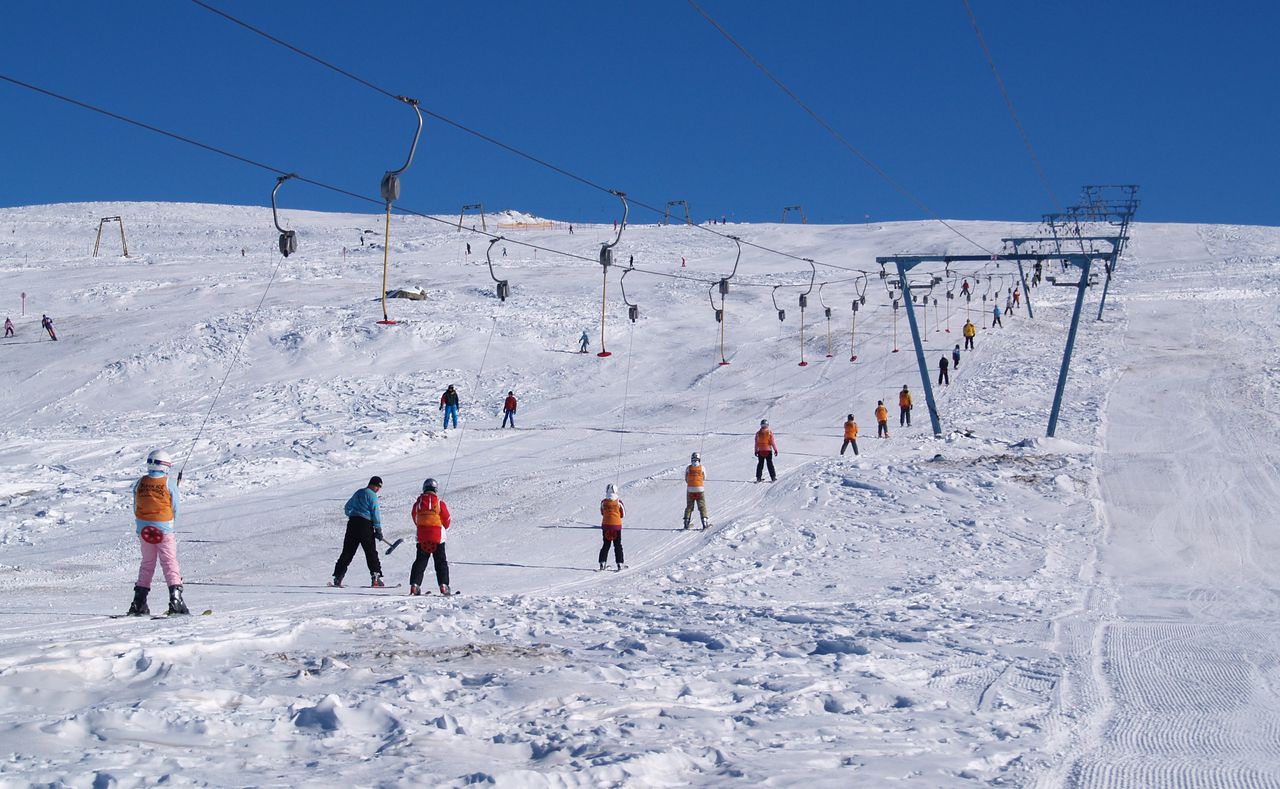Pârtiile de schi din Predeal şi Sinaia sunt funcţionale ca într-o zi de iarnă, iar stratul mediu de zăpadă este de 30 cm în Predeal şi 35 cm în Sinaia, Valea Dorului.