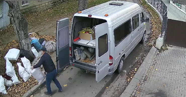 На Буюканах мужчина бросил мусор на дороге, хотя рядом были контейнеры.