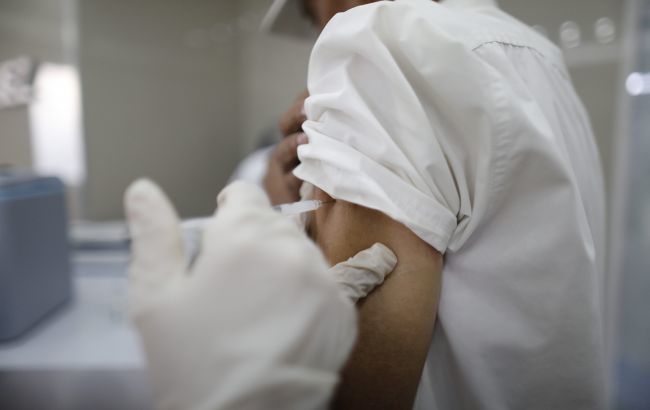 Кипр будет делать бустерную дозу COVID-вакцины молодым людям.