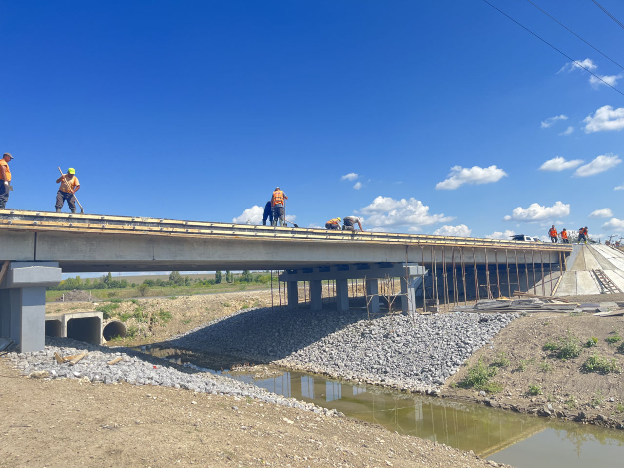 Reconstrucția podului peste râul Răut este finalizată în proporție de 80%.