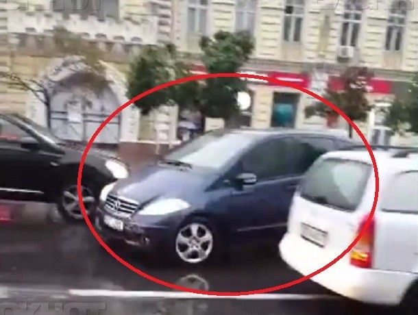 Некоторых автомобилистов поведение водителя рассмешило, так как инцидент закончился без жертв и столкновений. 