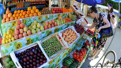 Россия обеспечена продовольствием по основным видам продуктов на ближайшие две недели, а впоследствии восполнить их удастся за счет новых партнеров.