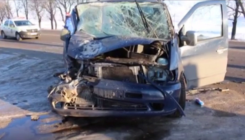 Accident grav cu implicare a două mijloace de transport a avut loc pe traseul Bălți-Chișinău. 