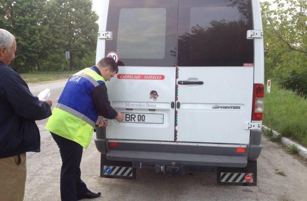 Peste zece transportatori de călători cu destinație internațională au rămas fără plăcuțele cu numere de înmatriculare. Foto: mtid.gov.md