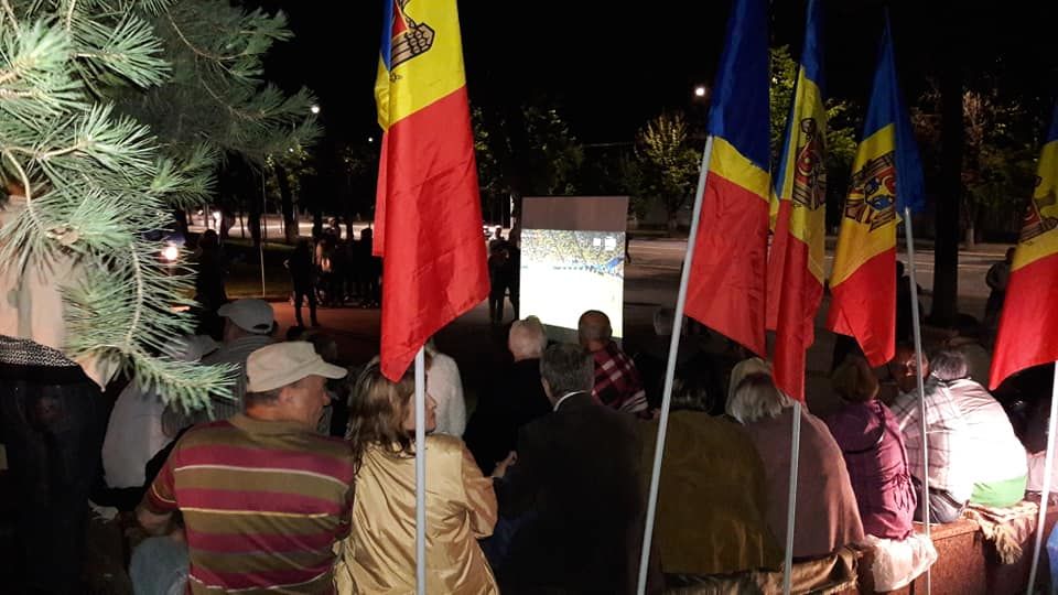 Десятки протестующих провели вечер у здания парламента.