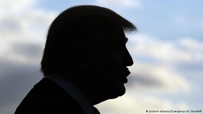 Дональд Трамп отправляет в отставку всех "политических послов".