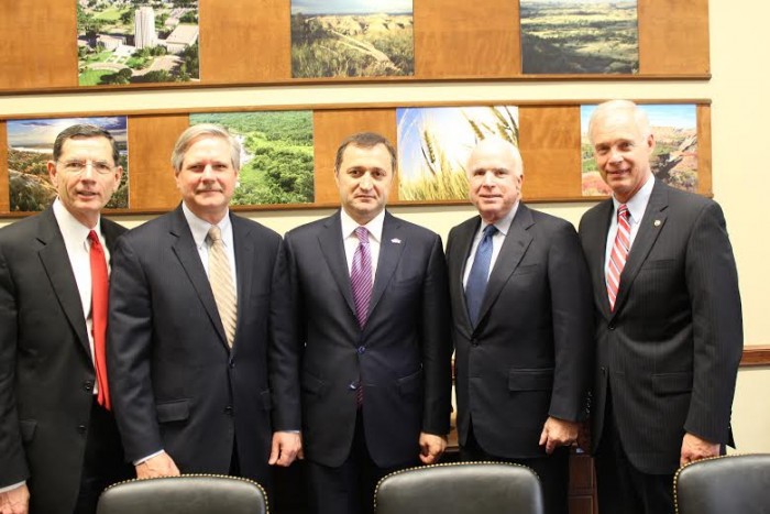 Astăzi, 22 mai, președintele Partidului Liberal Democrat din Moldova a avut o întrevedere cu senatorul SUA, John McCain.
