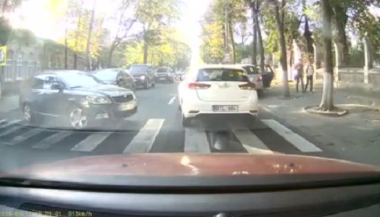 Водители разворачиваются у лицея прямо на пешеходном переходе.
