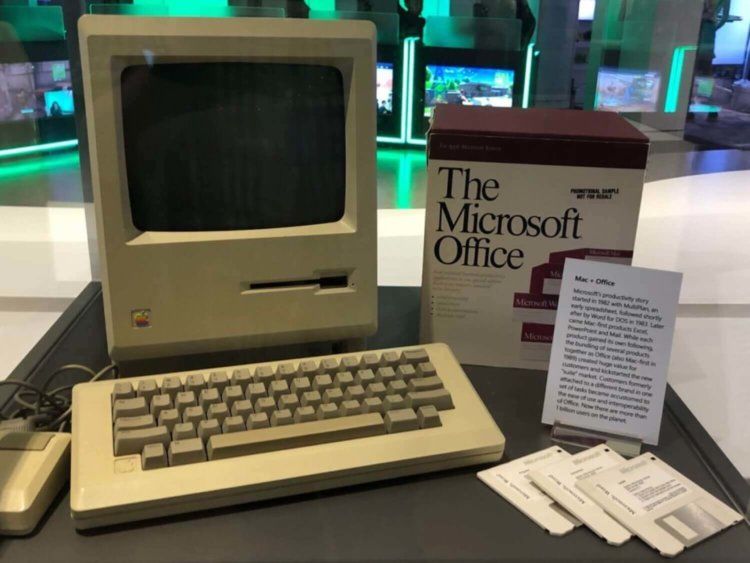 Первый компьютер Apple Macintosh был представлен 36 лет назад.