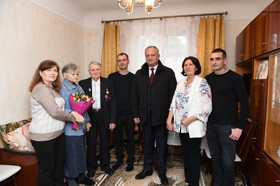 Президент поздравил супругов-долгожителей, а также многодетные семьи из Кагульского района.
