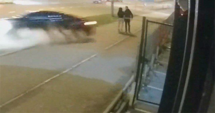 В Сети опубликовали жуткое видео наезда Lexus на пешеходов в Киеве.