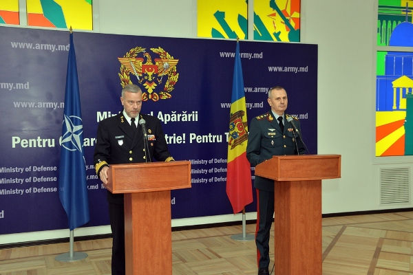 Глава Военного комитета НАТО Роберт Бауэр и командующий Нацармией Эдуард Охладчук.