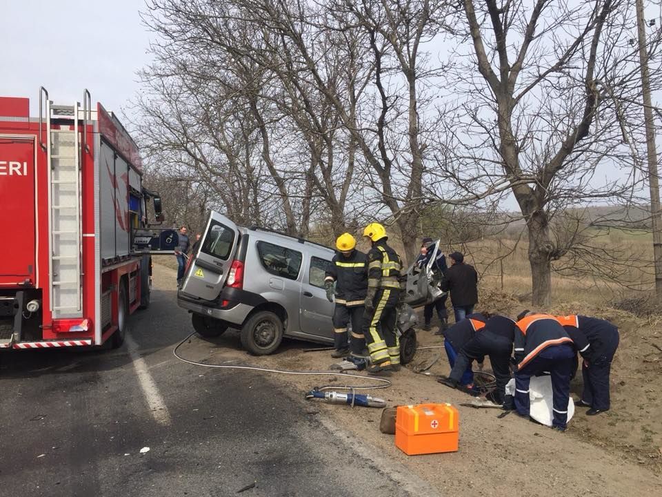 Погибшими в ДТП у Цынцарен оказались таксист и его пассажирка.