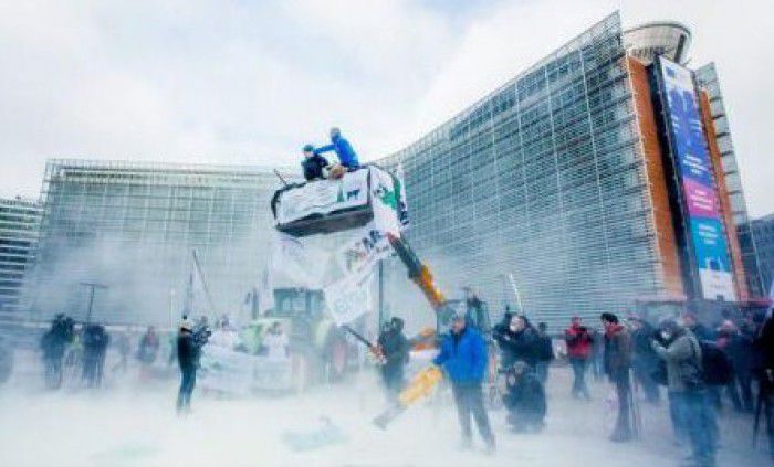 A nins cu lapte praf în fața Consiliului european de la Bruxelles. Foto: EPA 