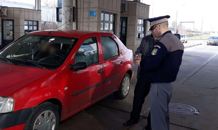 Во время пограничного контроля румынские пограничники обнаружили, что у молодого человека нет действительных водительских прав. Фото: politiadefrontiera.ro.