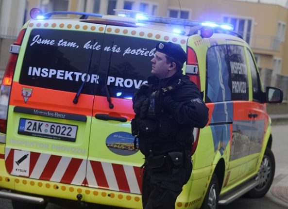 Chinologii au început să verifice clădirea şcolii şi poştei, dar nu au descoperit nimic suspect.
