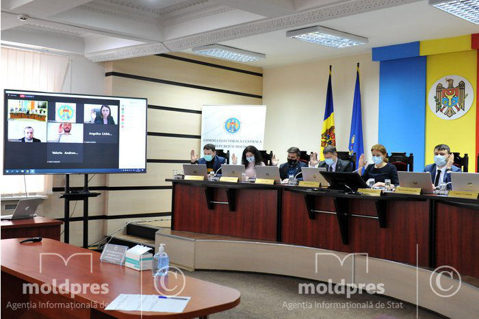 Центризбирком аккредитовал 24 национальных наблюдателя на местных выборах.