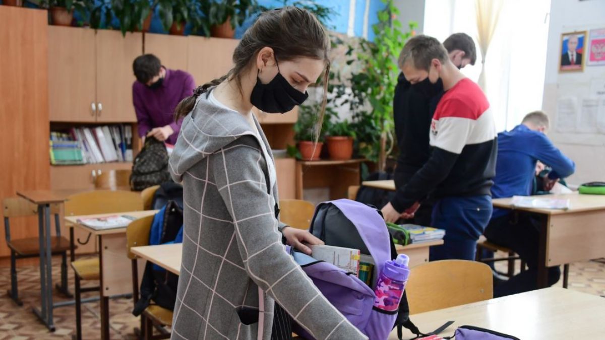 В настоящее время COVID подтвержден у 284 учеников и 373 учителей.  