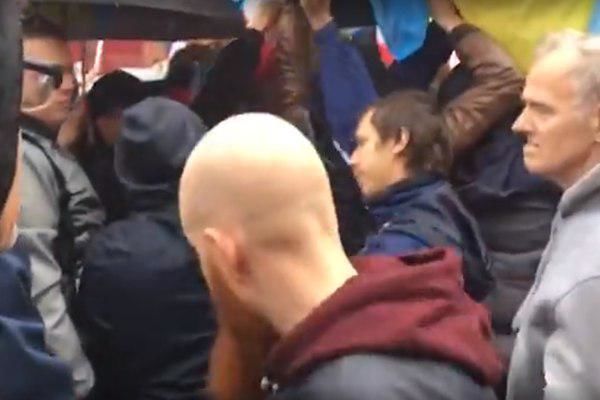 На митинге в центре Москвы сорвали флаг Украины.