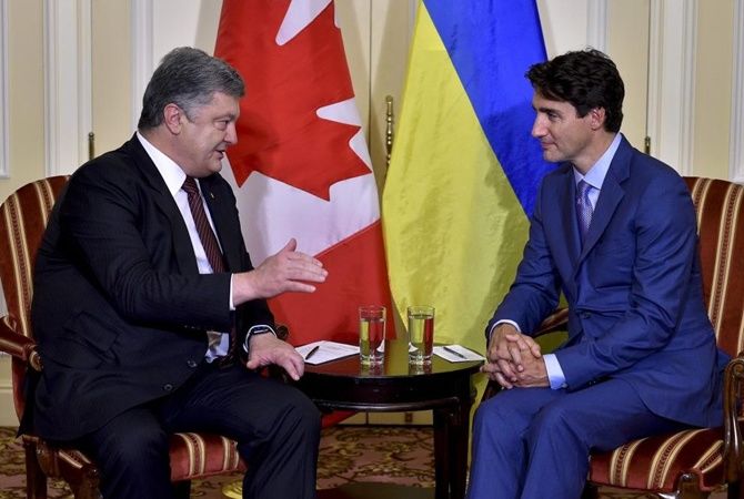 Порошенко обсудил с премьером Канады введение миротворцев ООН в Донбасс.