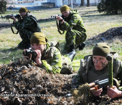 7 iulie 2014. Ucrainenii recurg la o solutie din secolul XXI, si anume mobilizarea voluntarilor pe Facebook, in contextul in care patria este in pericol, iar armata este slaba, prost echipata si corupta.