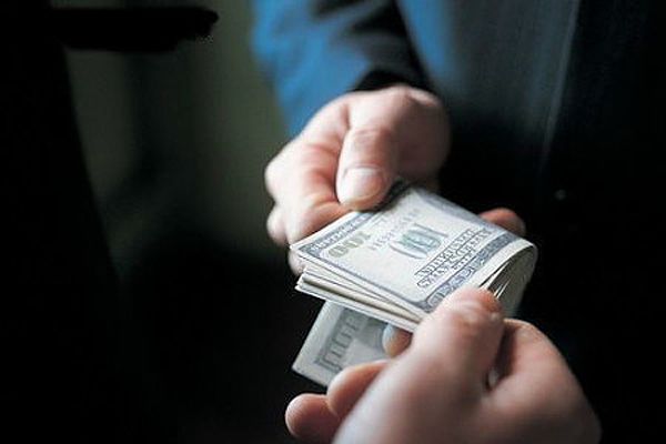 Procuratura Anticorupţie anunţă despre reţinerea în flagrant a unui avocat din capitală. 